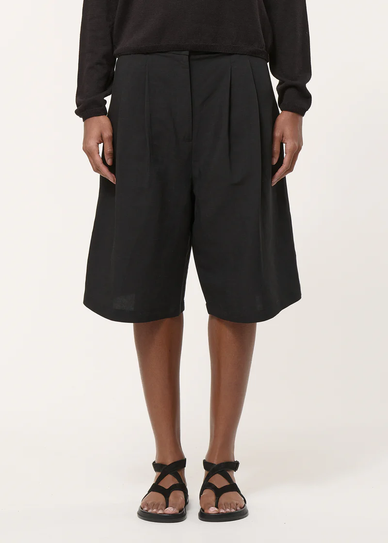 Black bermuda shorts - humility