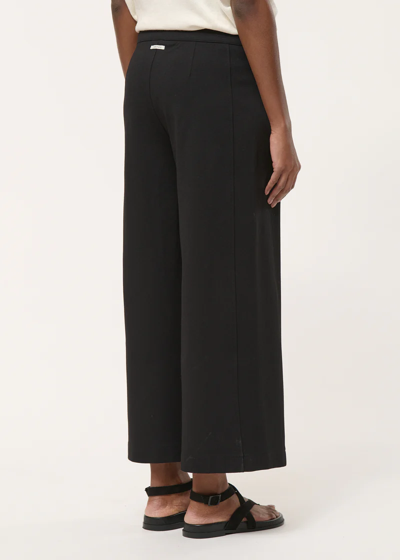 Black barrel pants in Milano jersey