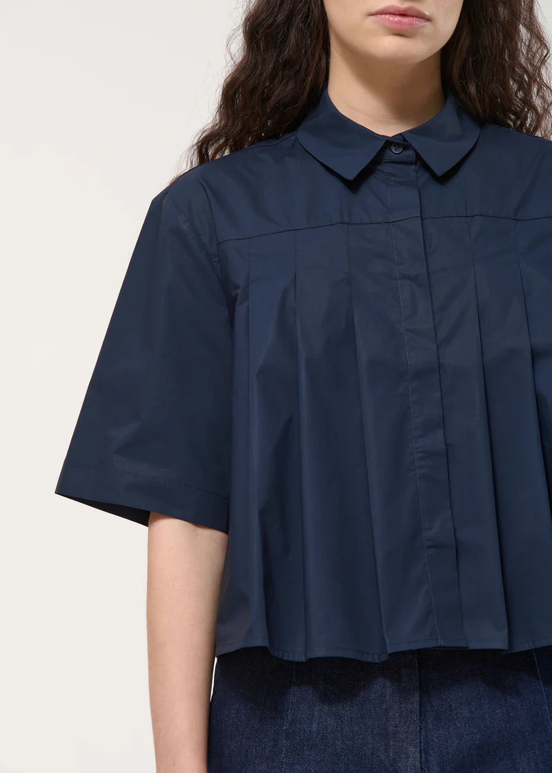 Dark blue pleated cotton poplin shirt