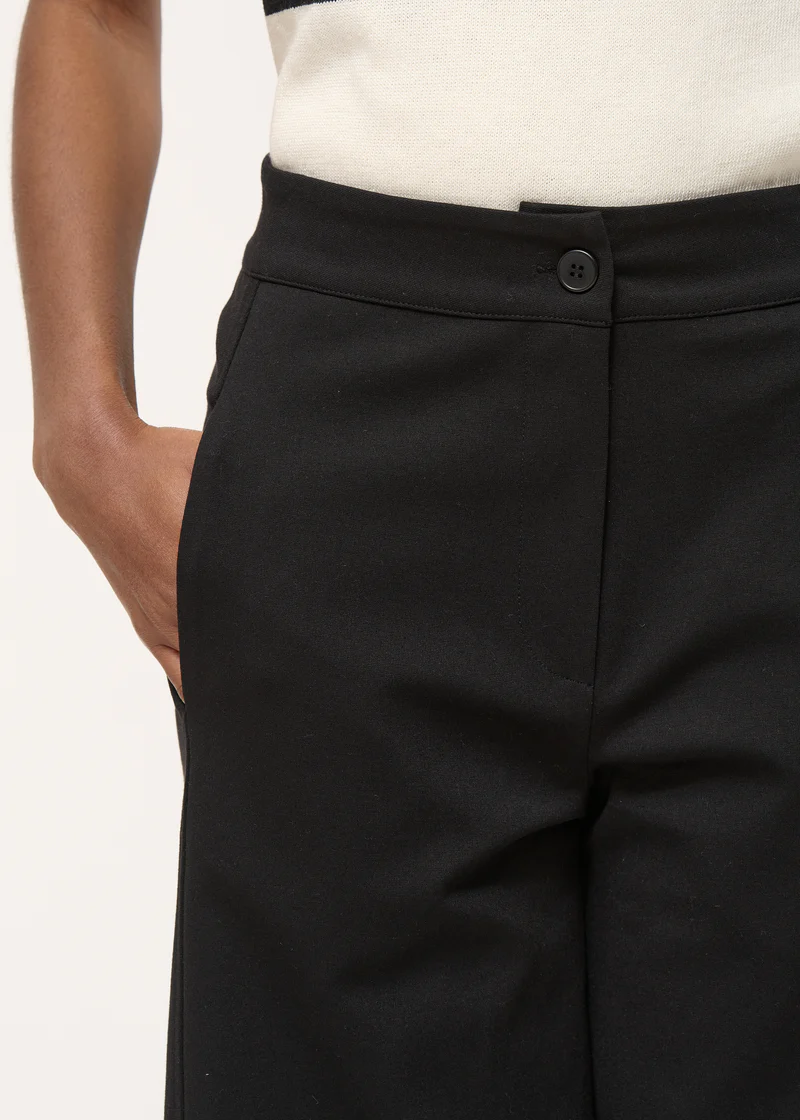 Black barrel pants in Milano jersey