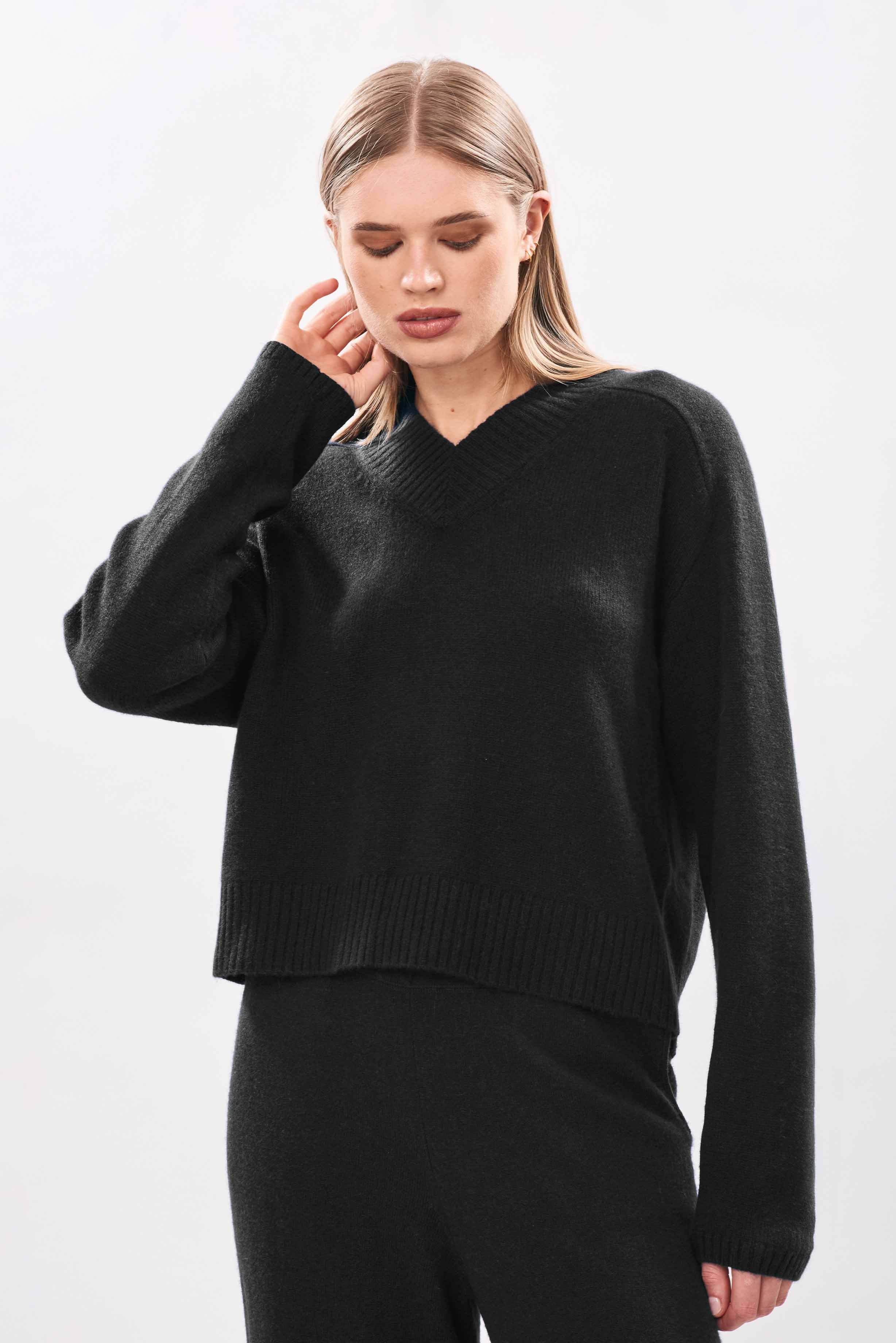 Cropped Oversized Vee Jumper, Black