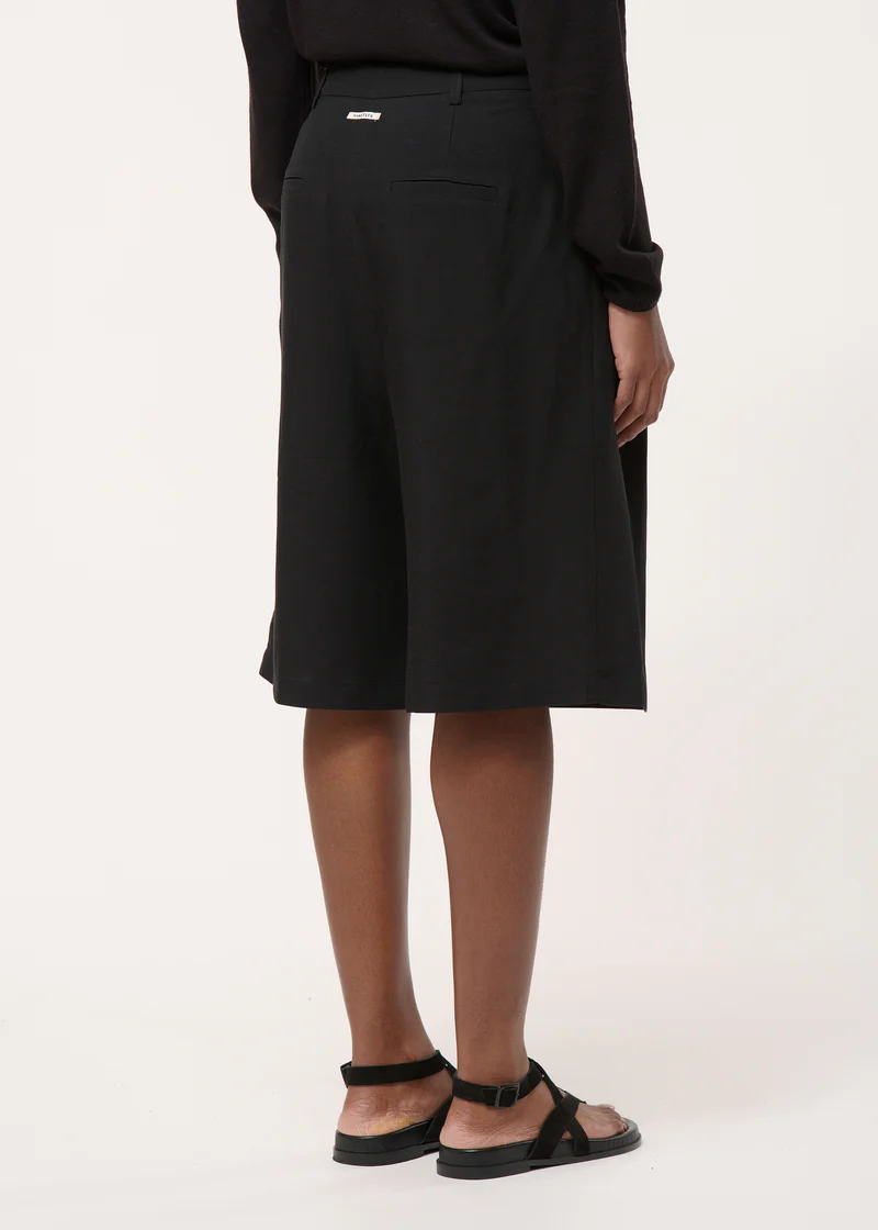 Black bermuda shorts - humility