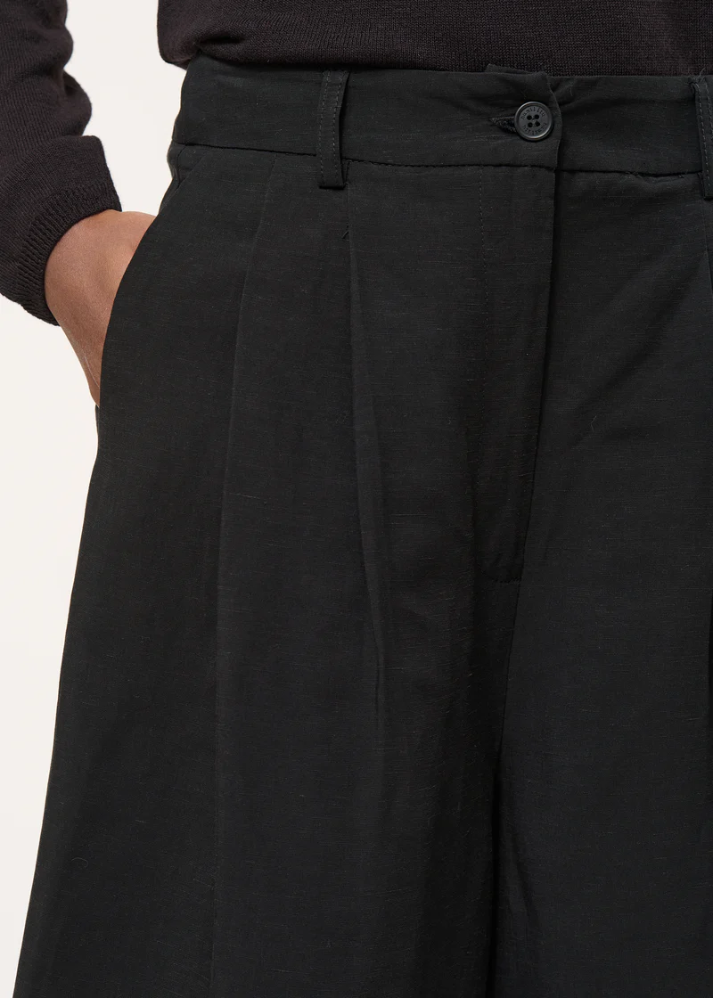 Black bermuda shorts - humility
